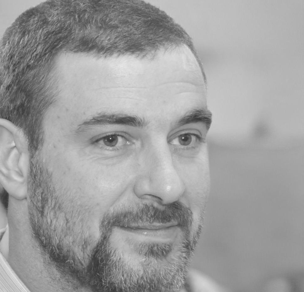 Dr. Carlos Mendoza, especialista en planificación financiera